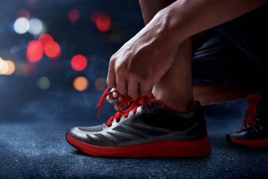 Erkek koşu ayakkabıları bağlama