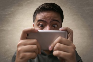 Mobil oyun oynayan adam