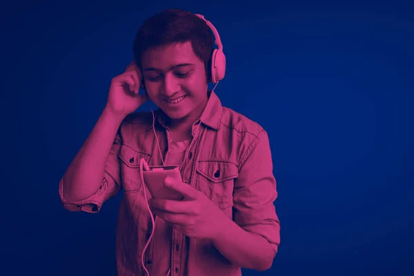 Hombre escuchando música — Foto de Stock