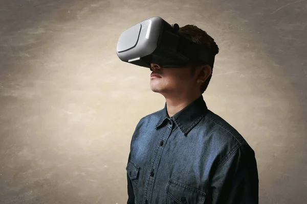 Человек в очках виртуальной реальности — стоковое фото