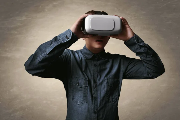 Человек в наушниках виртуальной реальности — стоковое фото