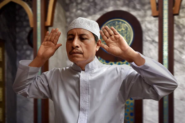 Старый мусульманин молится в мечети — стоковое фото