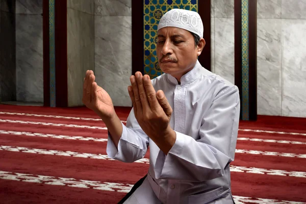 Старый мусульманин молится в мечети — стоковое фото