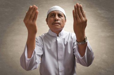 Dua eski Müslüman erkek