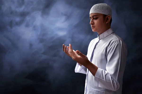 Μουσουλμάνος προσεύχεται — Φωτογραφία Αρχείου