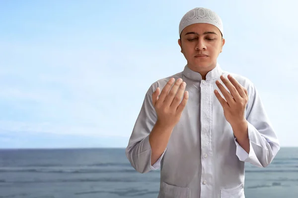 Мусульманин молится — стоковое фото