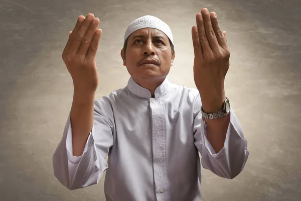 Старый мусульманин молится — стоковое фото