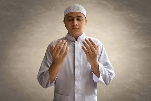 Мусульманин молится — стоковое фото