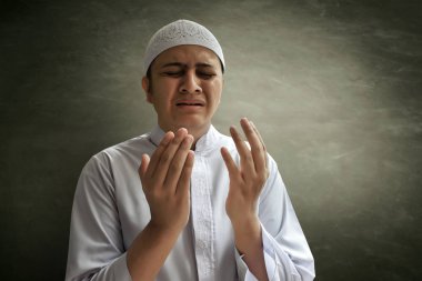 Müslüman adam dua ediyor