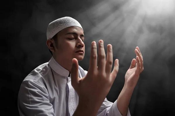 Homem muçulmano rezando — Fotografia de Stock