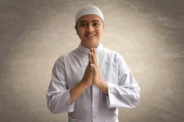 Muslimsk man ler — Stockfoto