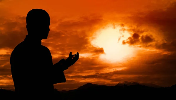 Силуэт мусульманского человека, молящегося — стоковое фото
