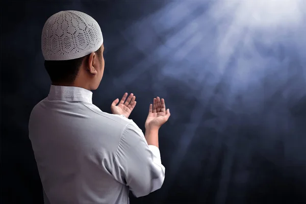 Müslüman adam dua ediyor — Stok fotoğraf