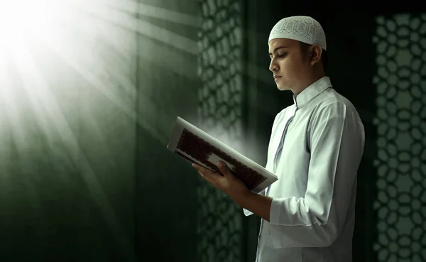 Homme musulman lisant le koran dans la mosquée — Photo