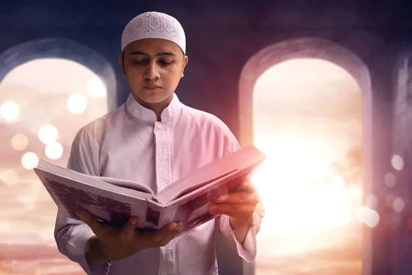 Muslim man reading koran in mosque — Stock Photo, Image