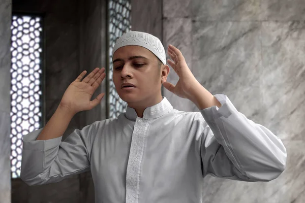 Мусульманин, молящийся в мечети — стоковое фото