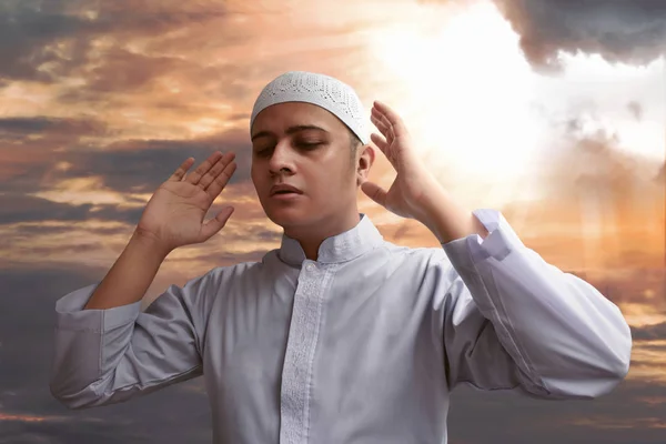 Muslimsk man ber — Stockfoto