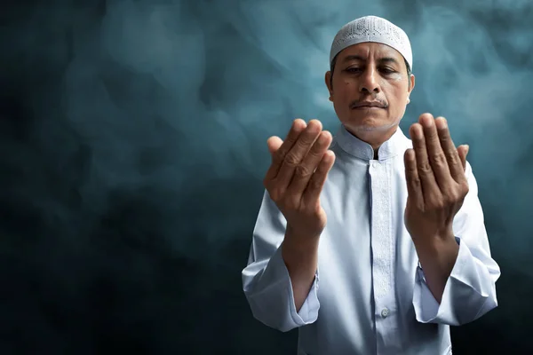 Alter muslimischer Mann betet — Stockfoto