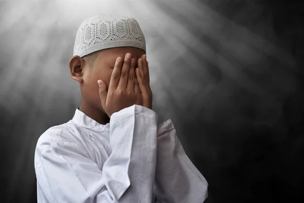 Asiatisches muslimisches Kind betet — Stockfoto