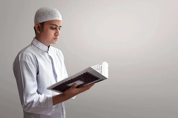 Μουσουλμανική man ανάγνωση Κορανίου — Φωτογραφία Αρχείου