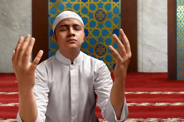 Мусульманин, молящийся в мечети — стоковое фото