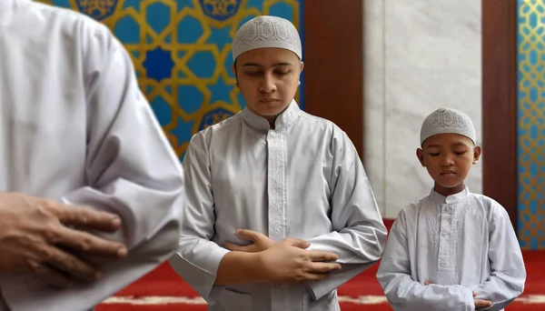 Homme musulman et enfant musulman priant dans la mosquée — Photo