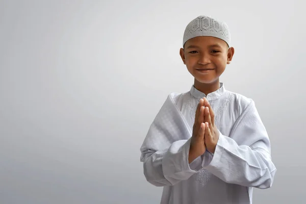 Asiatiska muslimska kid leende och hälsning — Stockfoto