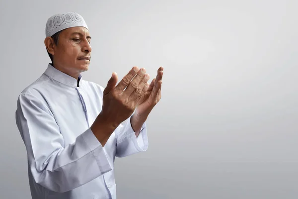 Viejo musulmán rezando — Foto de Stock