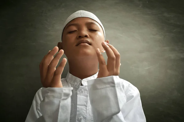 Азиатский мальчик-мусульманин молится Богу — стоковое фото