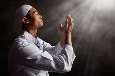 Tanrı'ya dua Asya Müslüman erkek