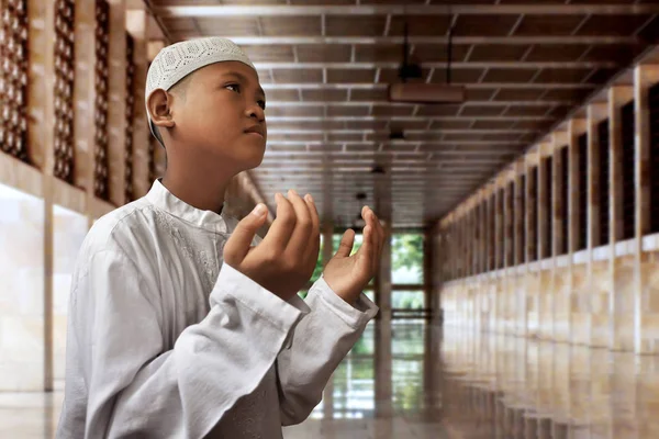 Азиатский мусульманин молится в мечети — стоковое фото