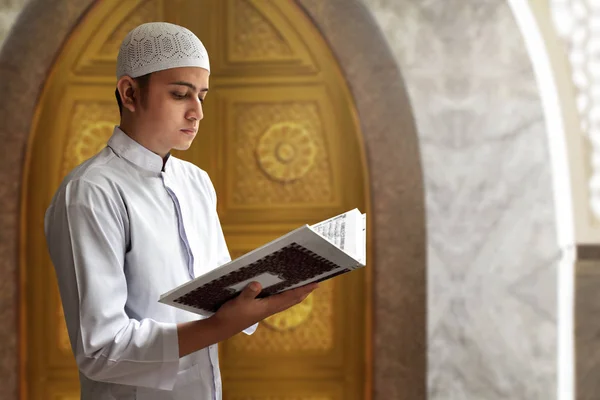 Мусульманин, читающий Коран в мечети — стоковое фото