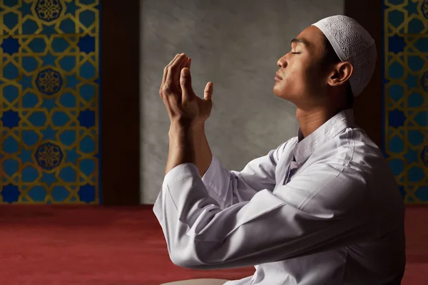 Азиатский мусульманин молится в мечети — стоковое фото
