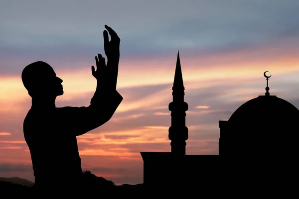 Silhouet van moslimman biddend — Stockfoto
