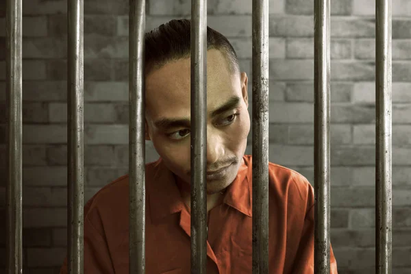 Asiático hombre encerrado en prisión — Foto de Stock