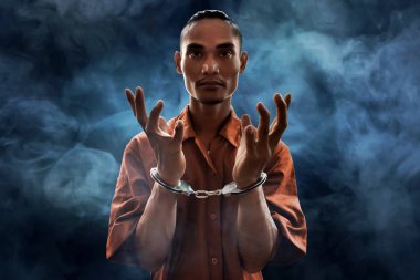 Kelepçeli tutuklandı adam