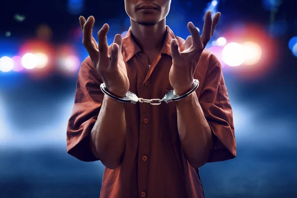 Арестованный мужчина в наручниках — стоковое фото