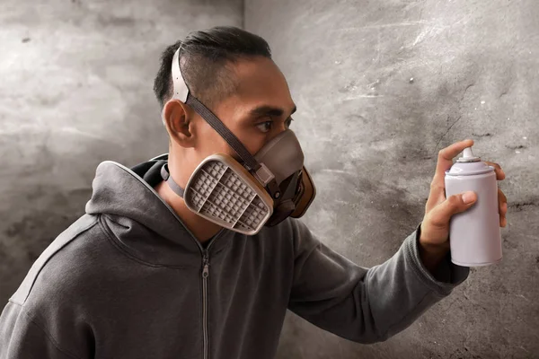 Graffiti artista indossa maschera respiratore — Foto Stock