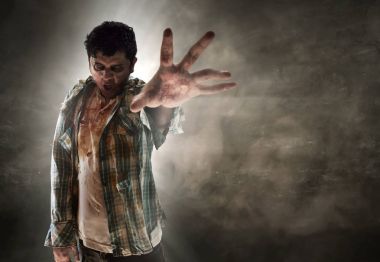 Karanlık oda üzerinde korkunç zombi