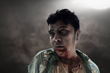 Karanlık oda üzerinde korkunç zombi