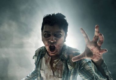 Duman arka plan üzerinde korkunç zombi