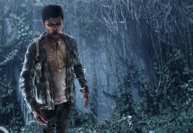 Eski terk edilmiş binada korkunç zombi