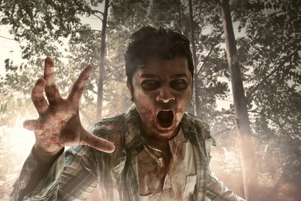 Ürkütücü bir ormanda korkunç zombi
