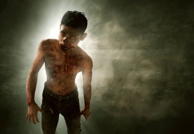 Karanlık odada korkunç zombi