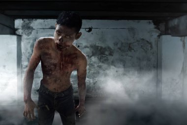 Terk edilmiş binada korkunç zombi