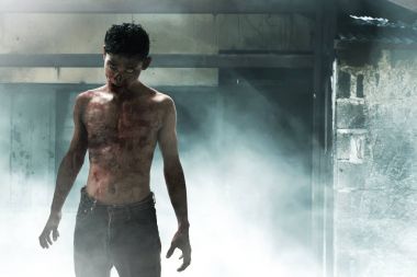 Perili ev zemin üzerine korkunç zombi