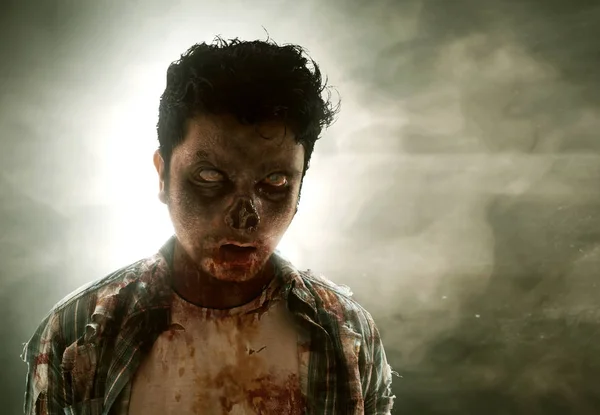 Zombie asustadizo en habitación oscura — Foto de Stock