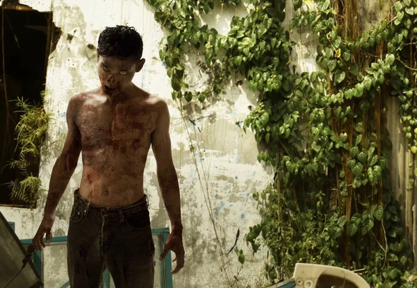 Eski terk edilmiş binada korkunç zombi