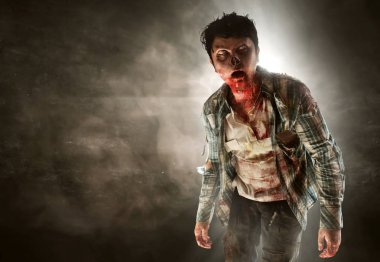 Karanlık odada korkunç zombi