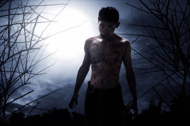 Ormanda geceleri korkunç zombi